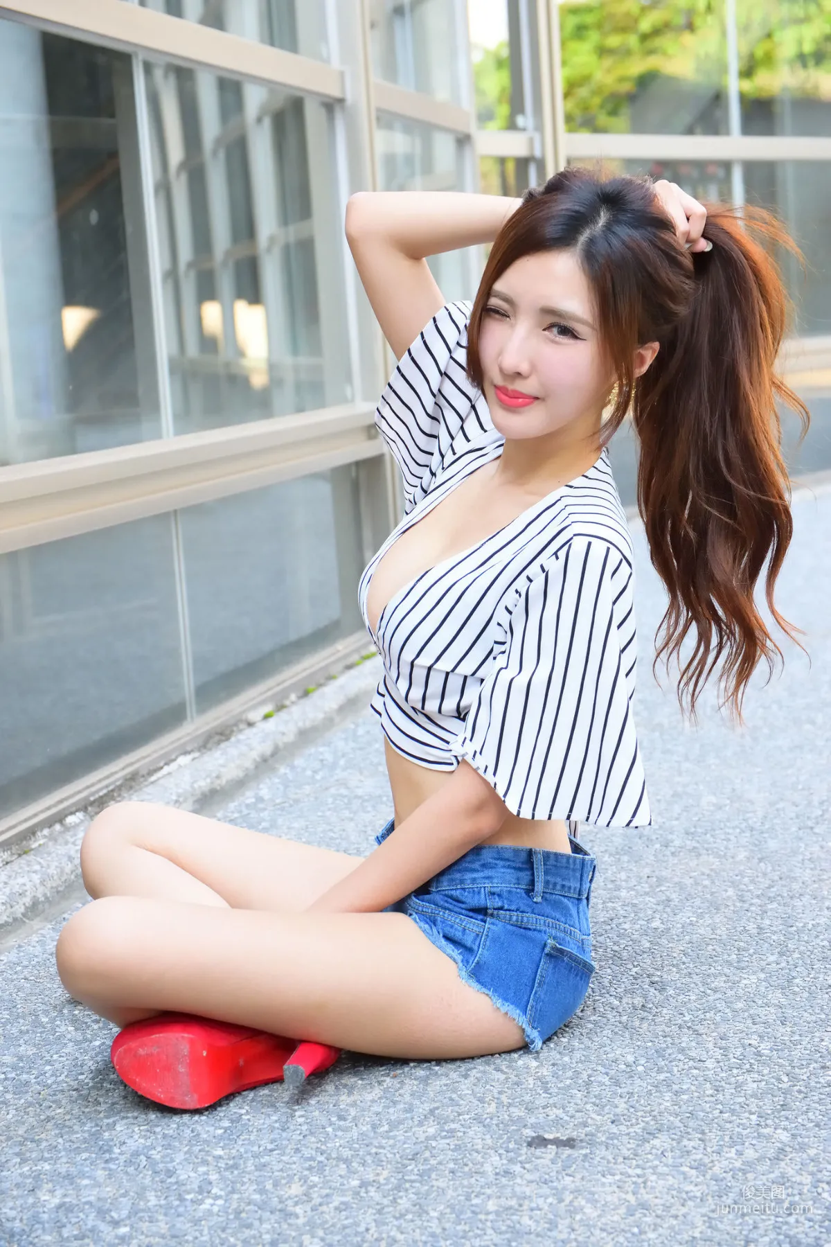 [台湾正妹] 赵芸Syuan《成熟长腿美女街拍》 写真集