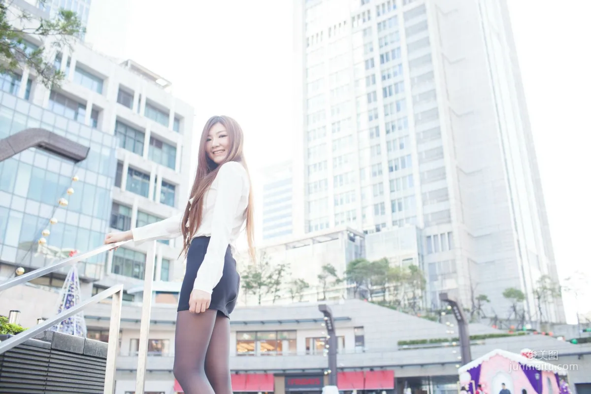 [台湾嫩模] Michelle小羽/谢馥羽《信義區街拍黑丝OL系列》 写真集