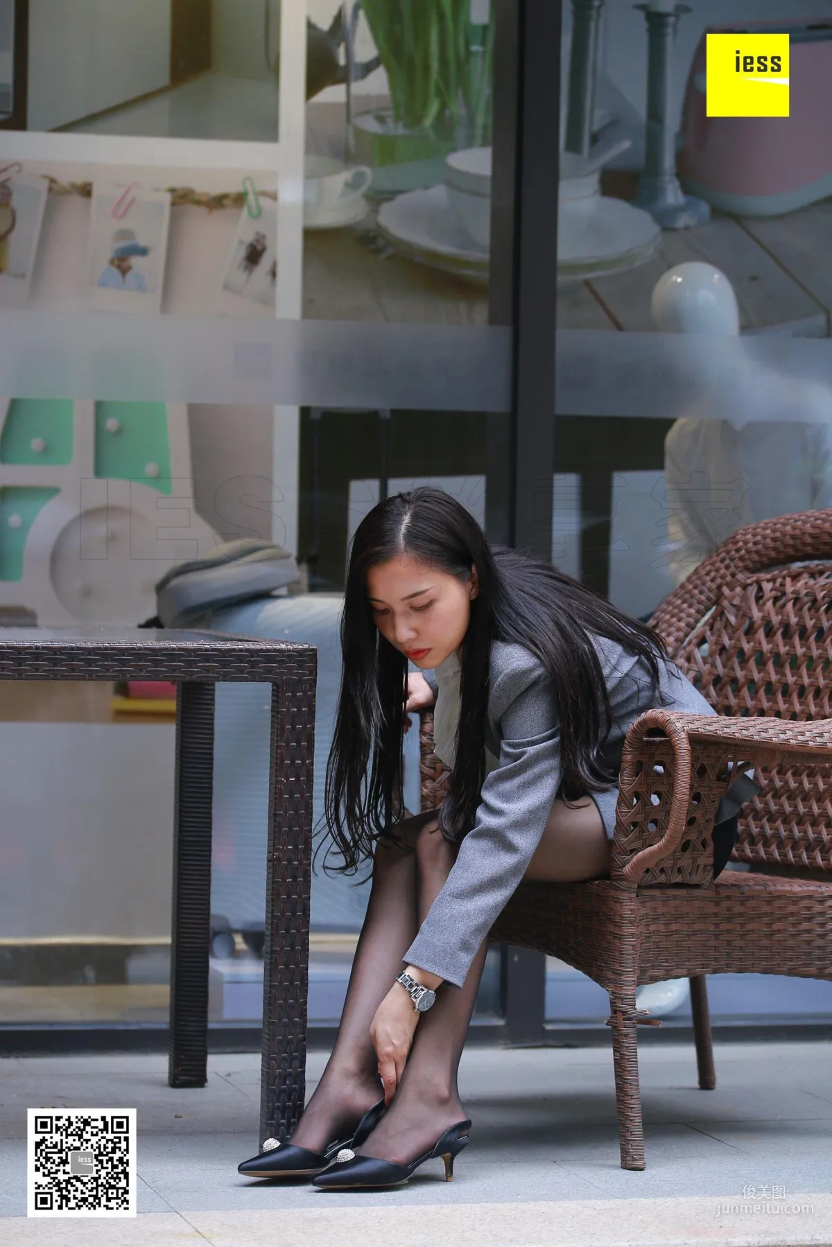 辣妈（君君）《白领辣妈户外玩鞋》 [异思趣向IESS] 丝享家256 写真集