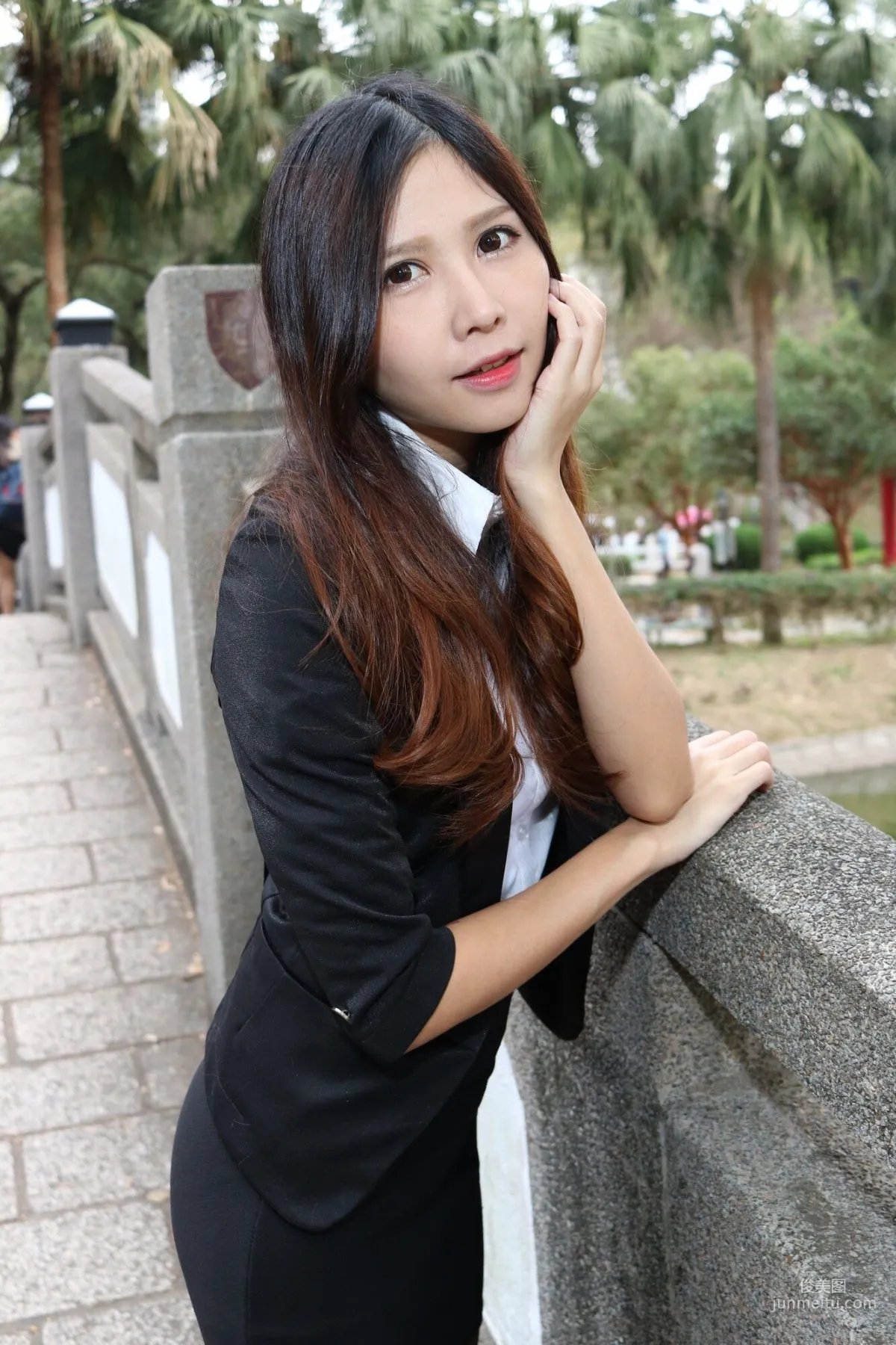 [台湾嫩模] Zooey《中文大學OL黑絲美腿》 写真集