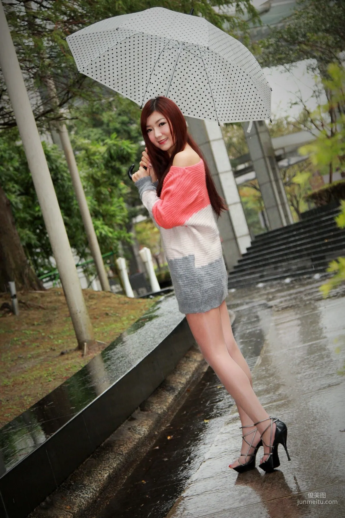 [台湾正妹] Michelle小羽《信義區外拍2套服装》 写真集