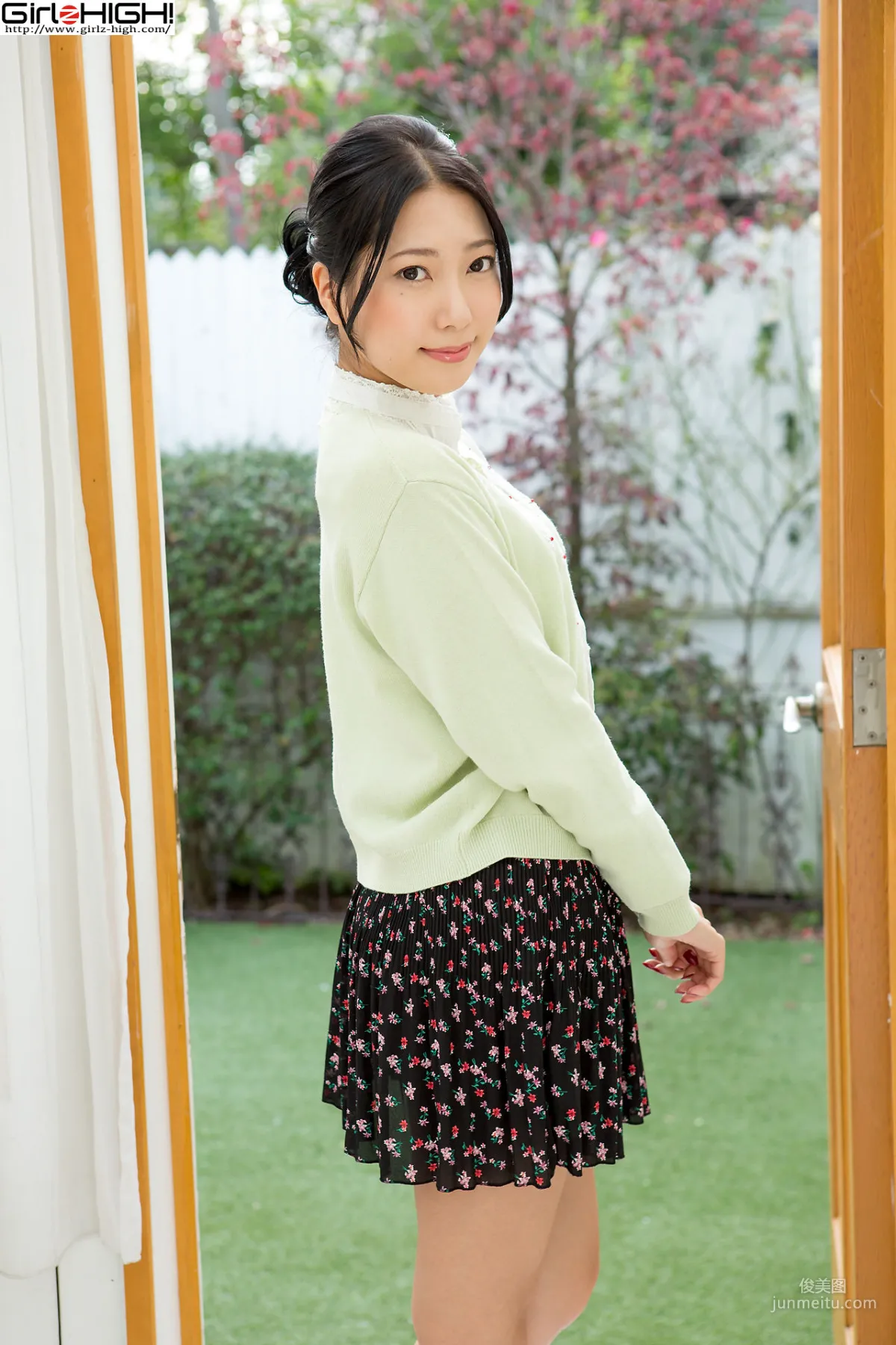 三田羽衣《僕たち（私たち）お尻だ～いすき！》私服 [Girlz-High] 写真集