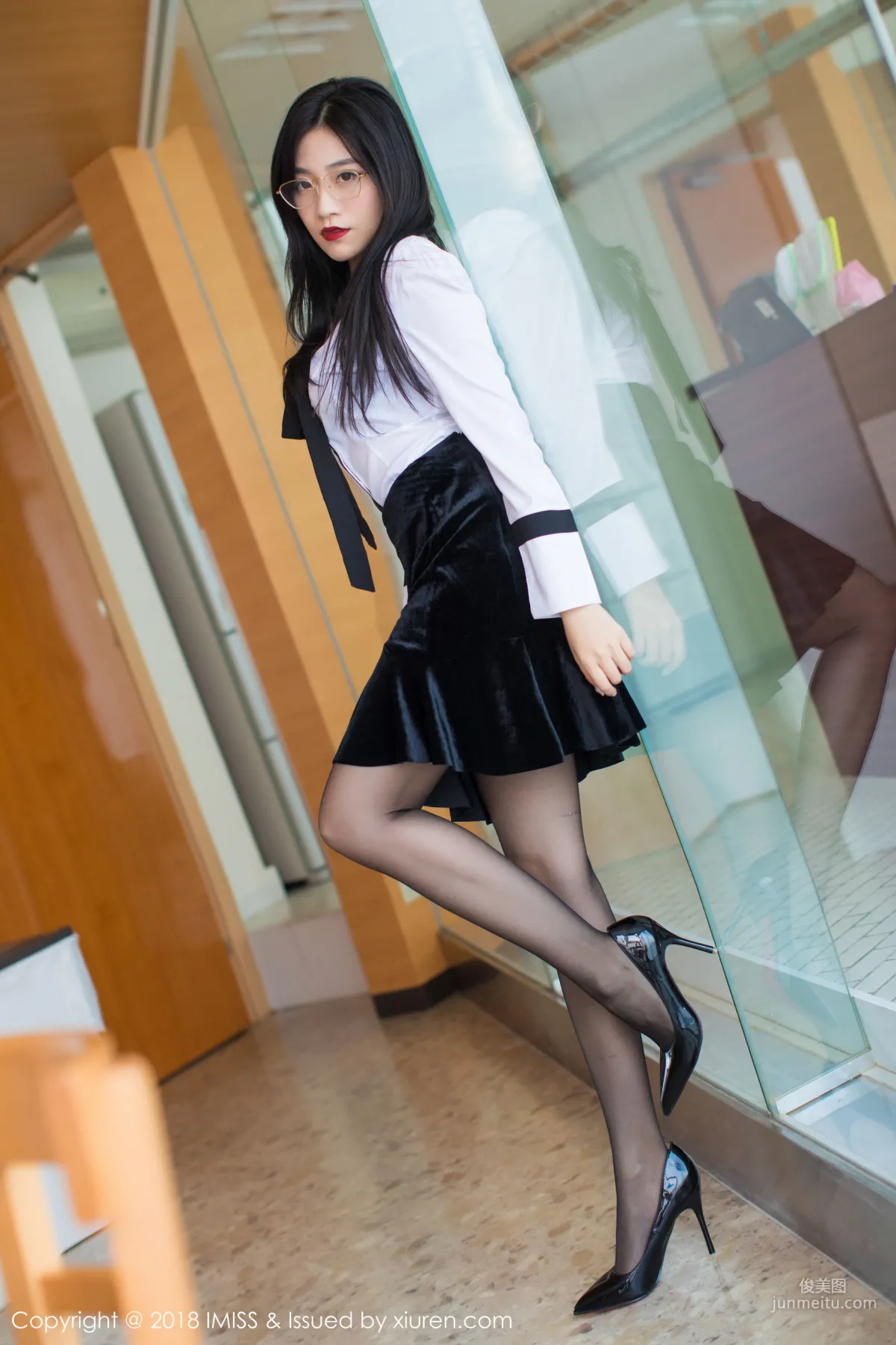 许诺Sabrina《极致美到窒息的美腿诱惑》 [爱蜜社IMiss] Vol.239 写真集