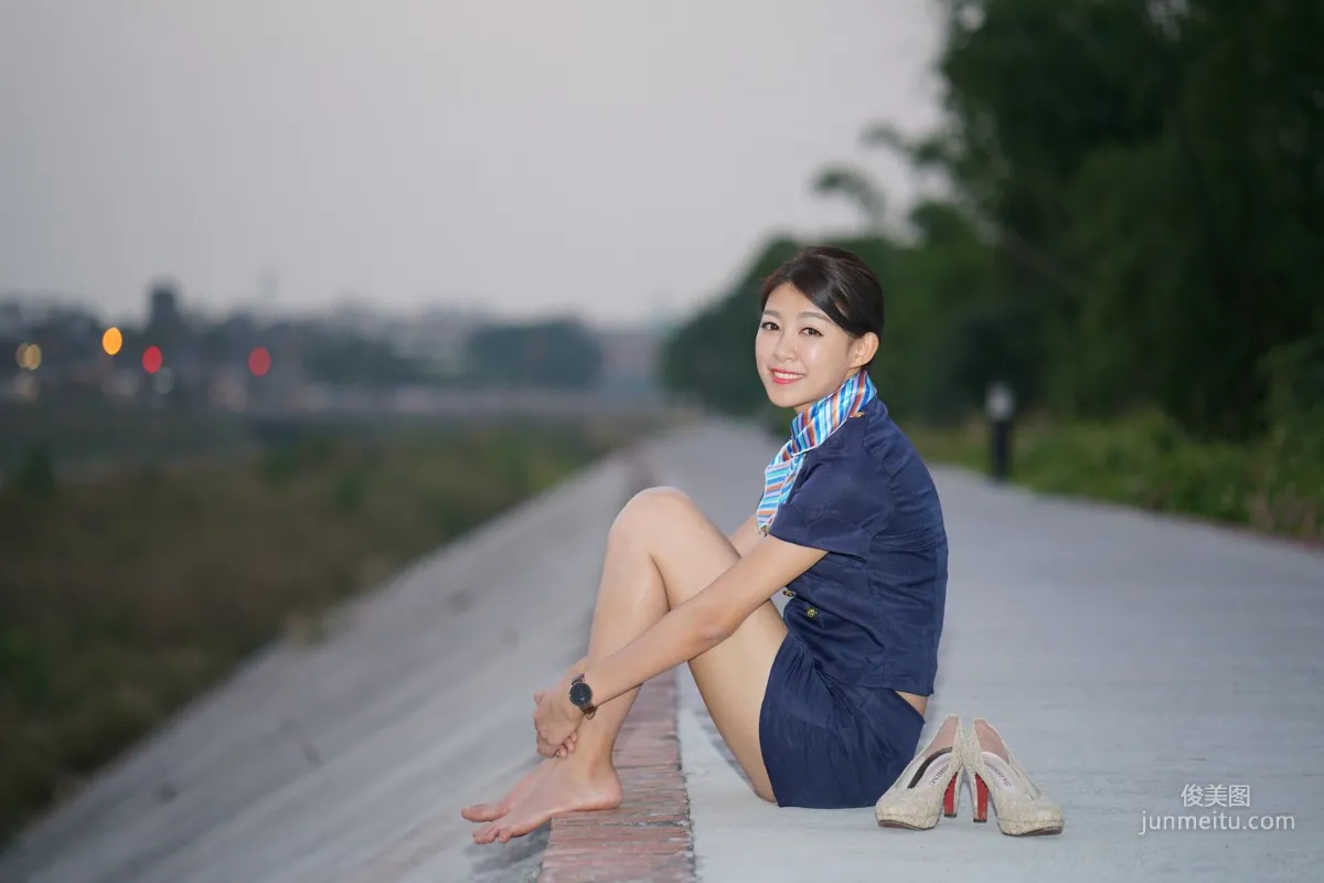 [台湾女神] 简嘉莹(小紫) 《光復新村～连衣裙+空姐装》 写真集