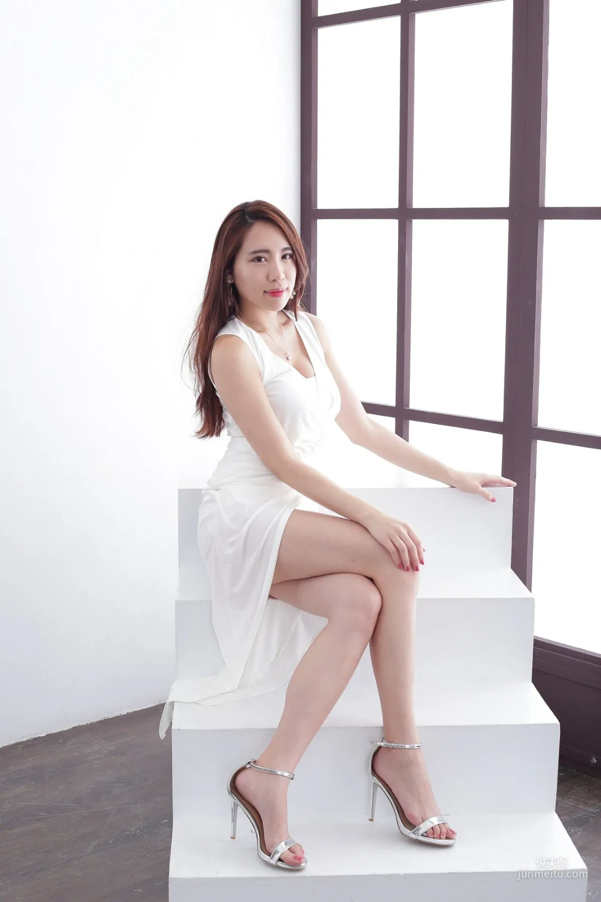 [台湾网红美女] 廖羽涵Alice《板橋府中攝影棚之：优雅长裙系列》 写真集