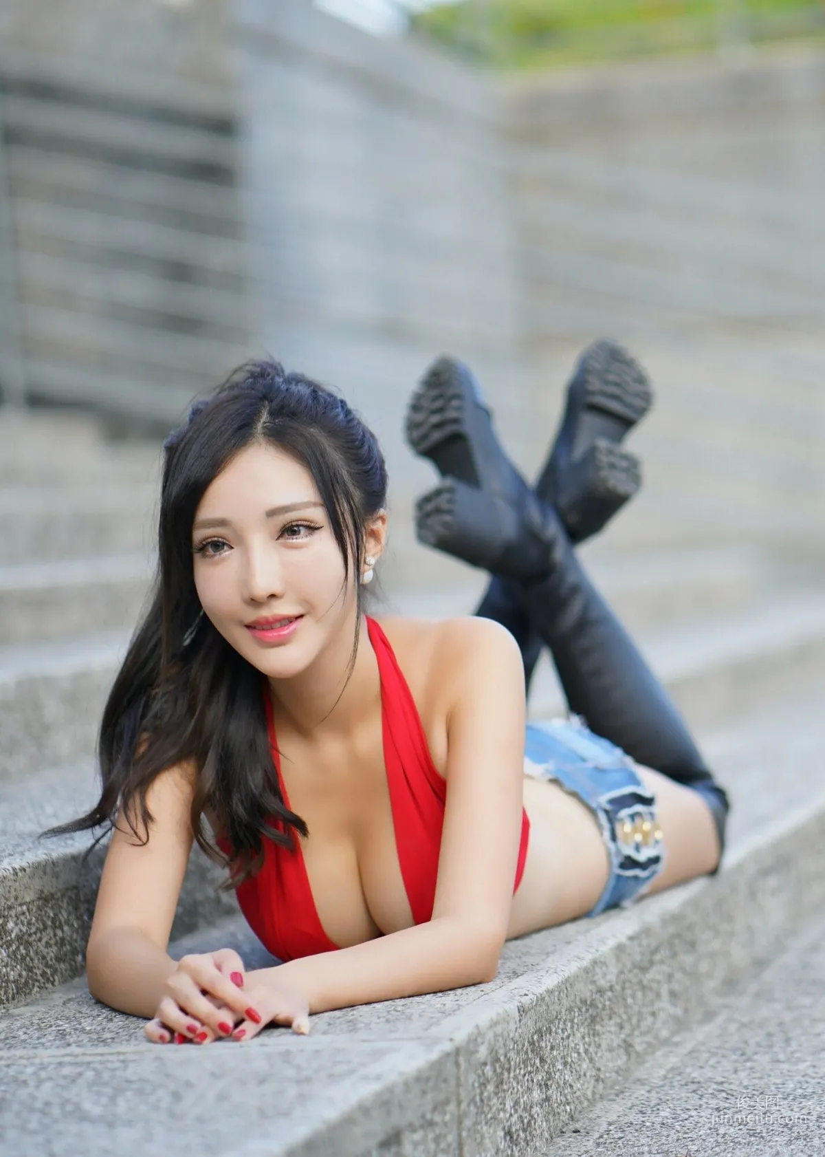 [台湾女神] 赵芸Syuan《台中美術館》牛仔长靴街拍 写真集