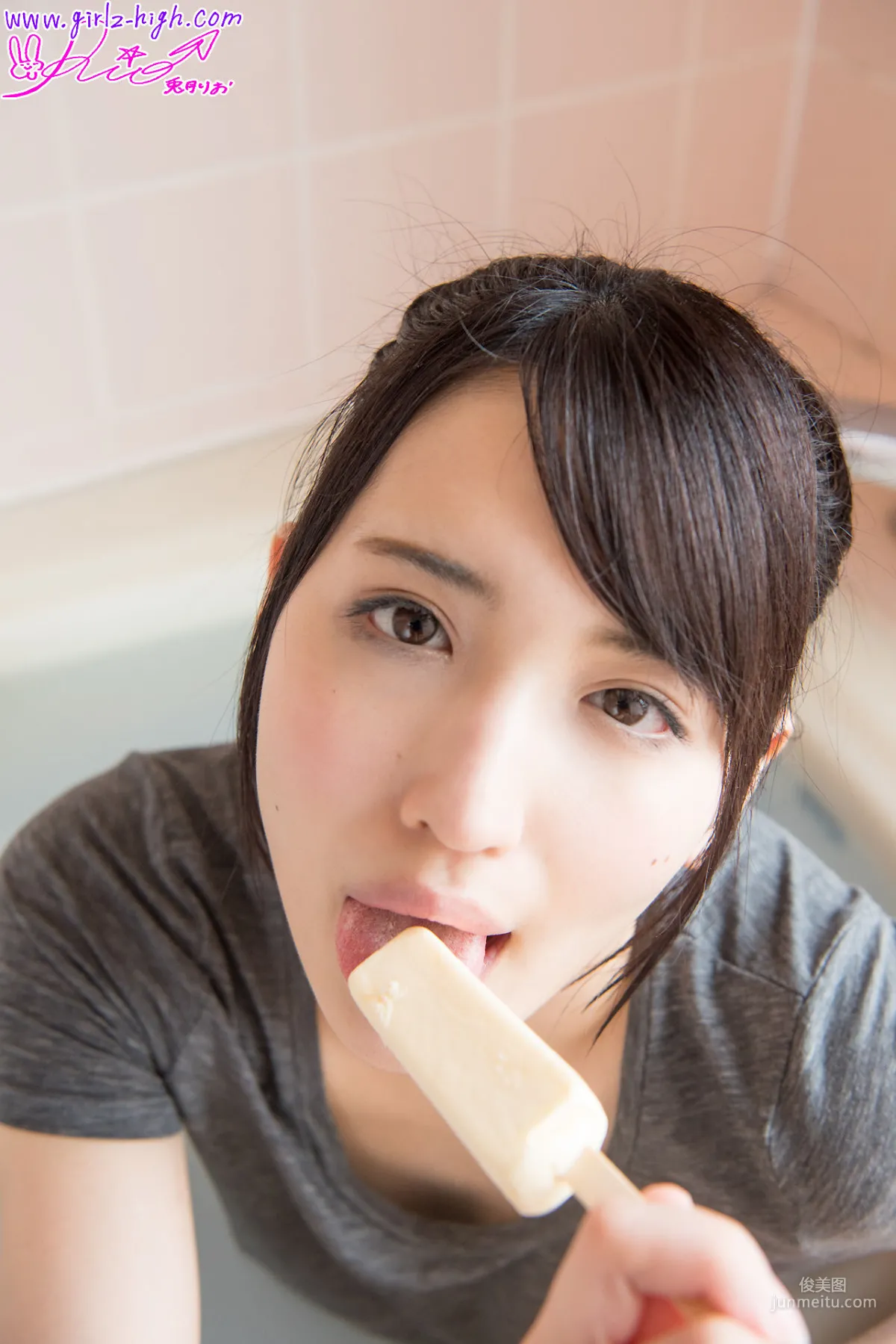 兎月りお《りおの疼いちゃう》ノーブラTシャツ [Girlz-High] 写真集