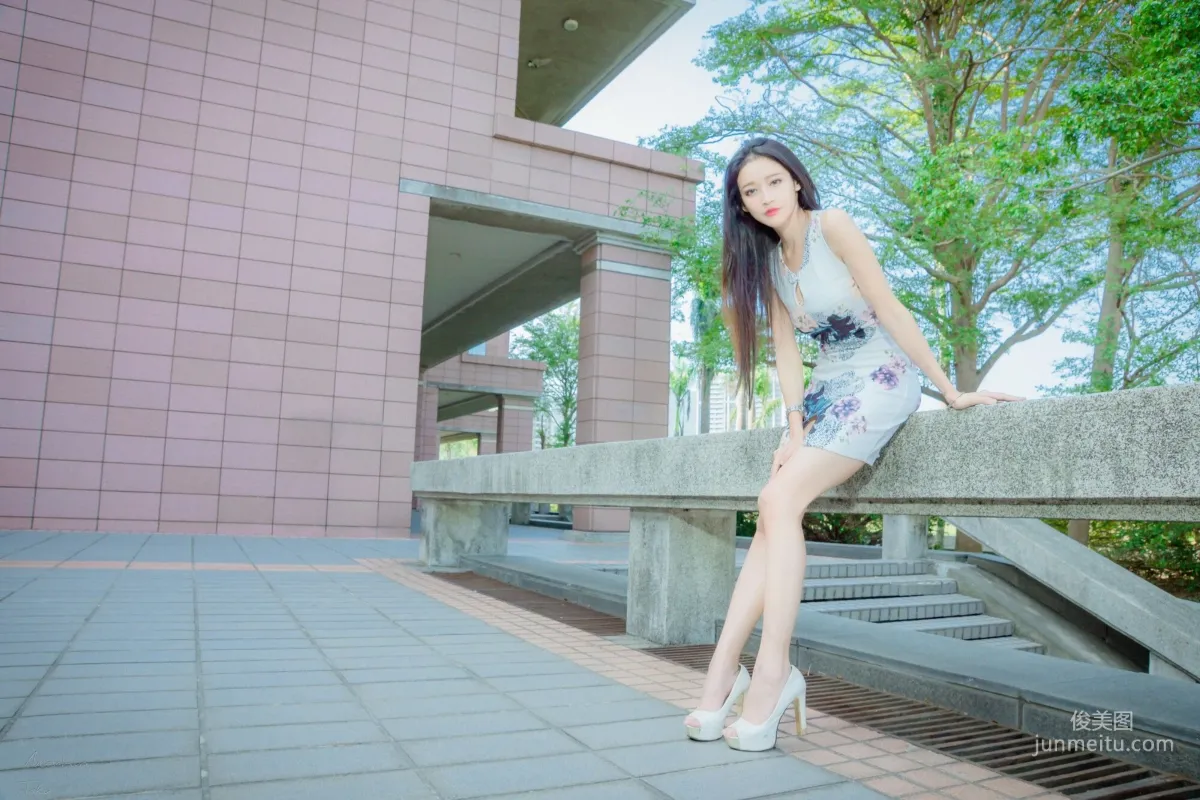 [台湾网红美女] 詹艾葳Avril《黑白双色女神街拍》 写真集