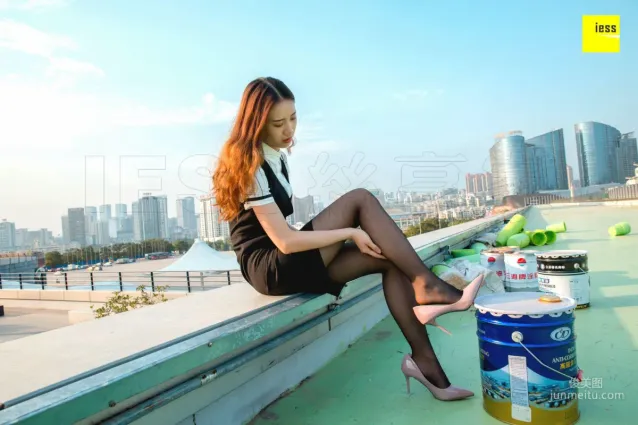 暖暖《快看！楼顶上有个黑丝女》 [异思趣向IESS] 丝享家237 写真集