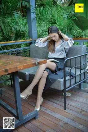 丝享家150 七七 《正在看书的棕丝美女》[IESS异思趣向] 写真集