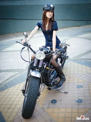 [台湾女神] 林茉晶 - 哈雷女警与空姐 写真集