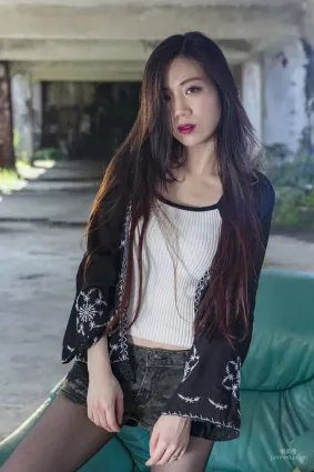 [台湾正妹] coco 阳光下的热裤黑丝 写真集