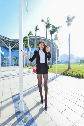 [台湾女神] 小梵《展覽館旁OL街拍》 写真集