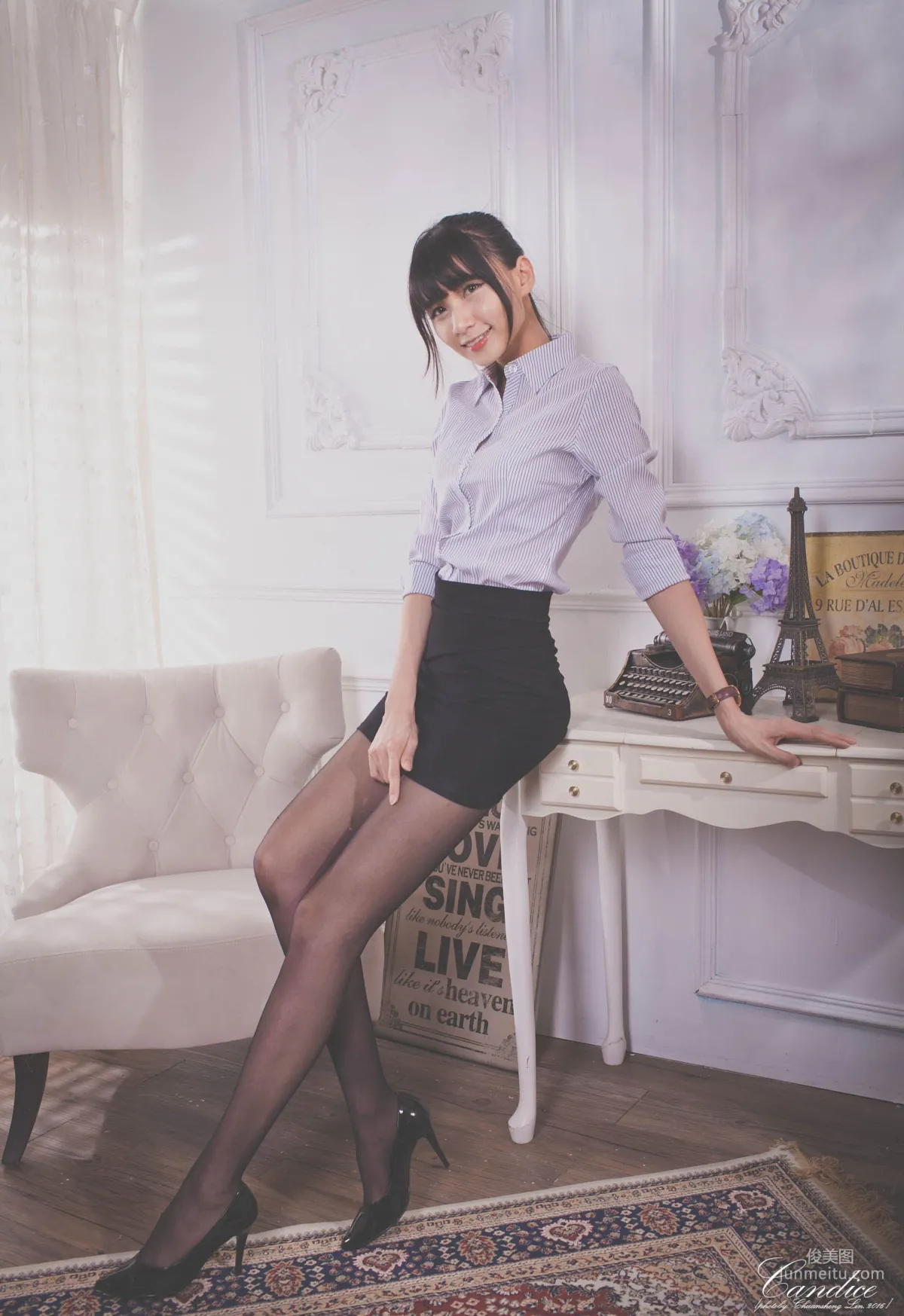 [台湾正妹] 蔡译心 - 棚拍黑丝制服美腿 写真集