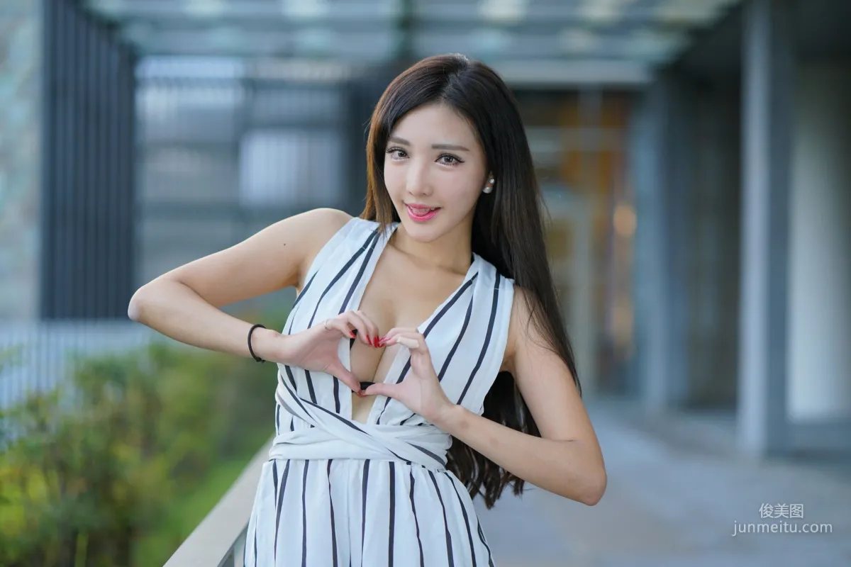 [台湾正妹] 赵芸Syuan《台中美術館》性感街拍 写真集