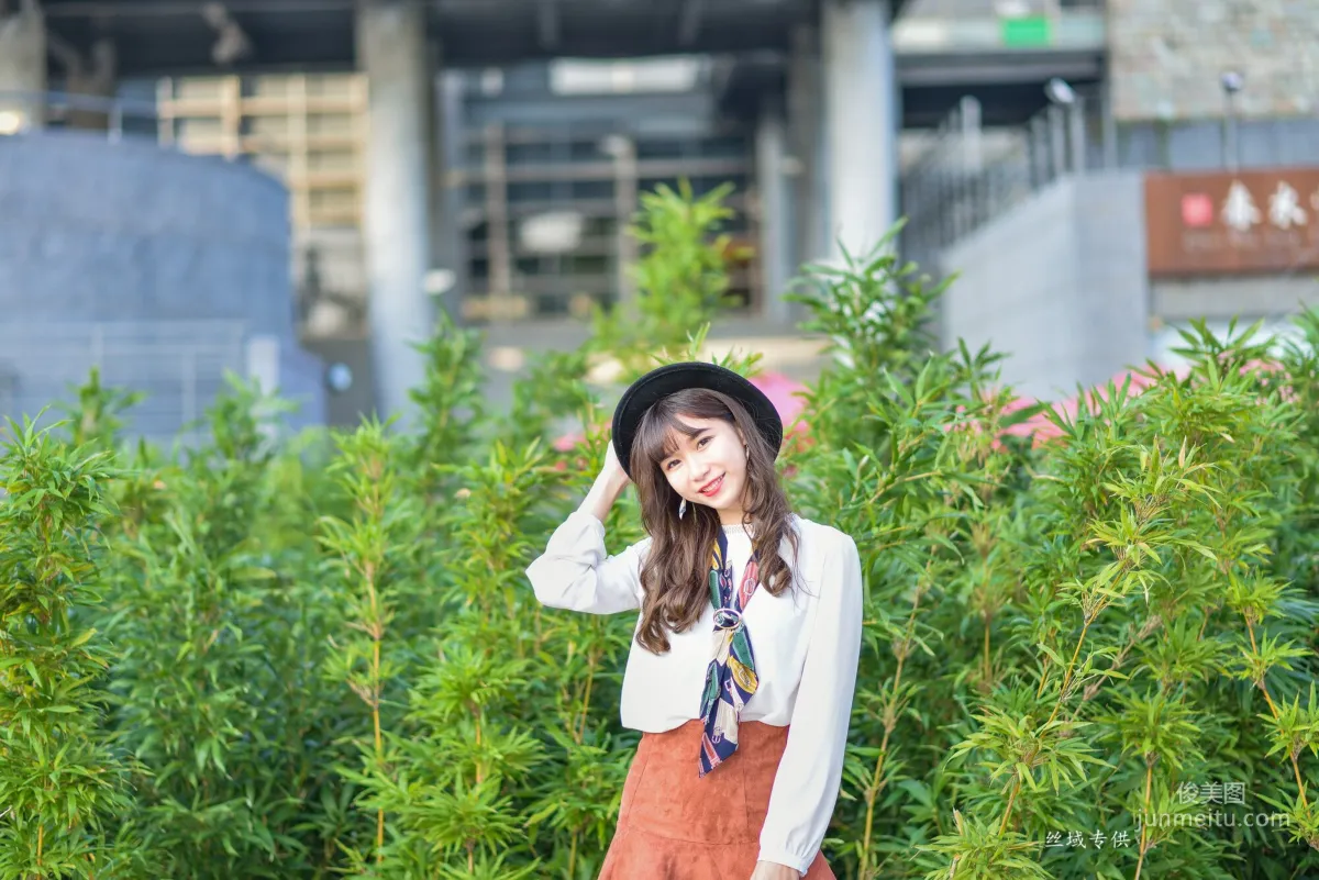 [台湾正妹] 題題《國美館.時裝》黑丝小妹短裙街拍 写真集