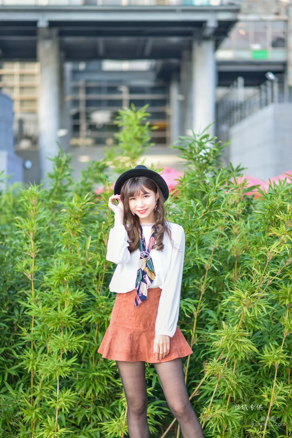 [台湾正妹] 題題《國美館.時裝》黑丝小妹短裙街拍 写真集
