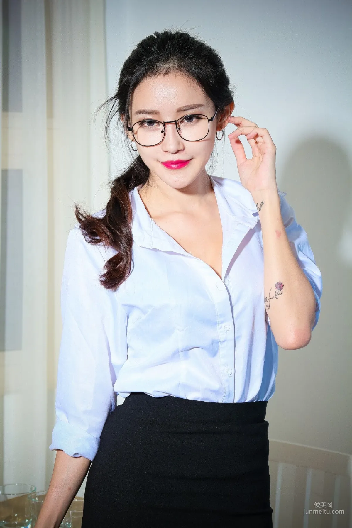 [台湾网红美女] 艾葳Avril《性感OL黑丝与包臀内衣美胸秀》 写真集