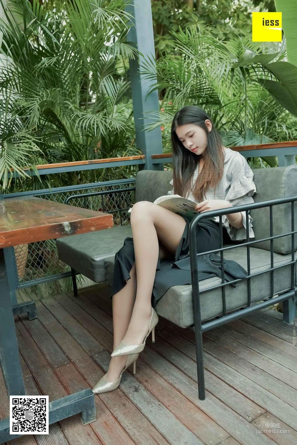 丝享家150 七七 《正在看书的棕丝美女》[IESS异思趣向] 写真集