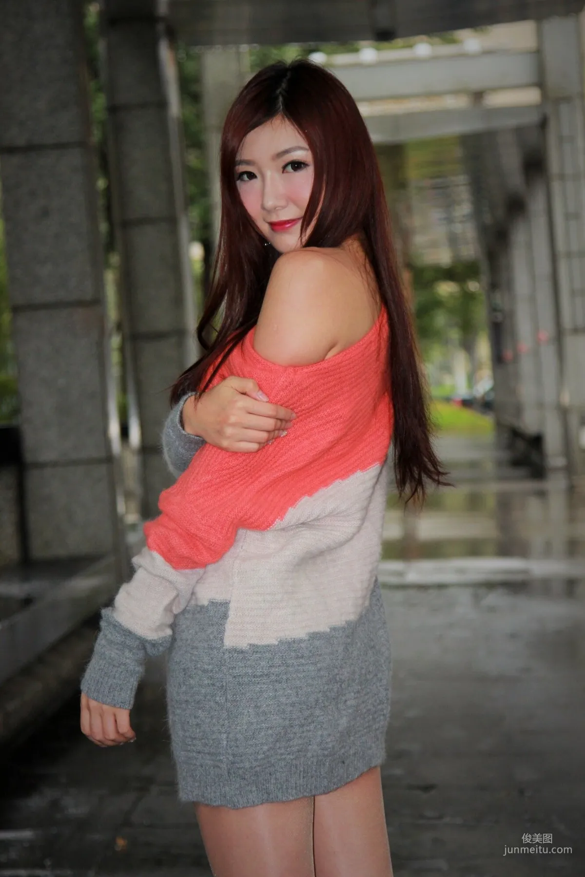 [台湾正妹] Michelle小羽《信義區外拍2套服装》 写真集
