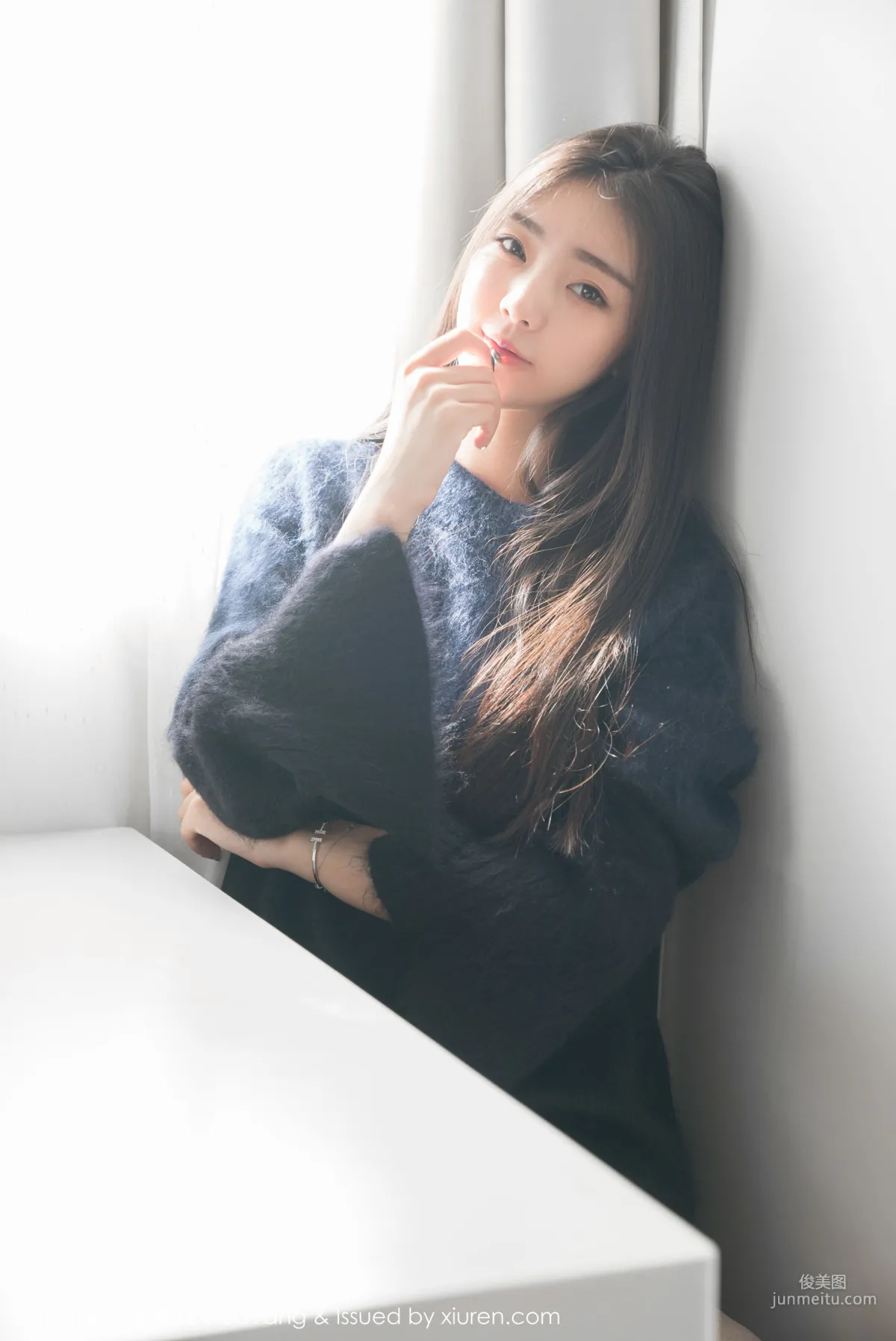 可樂Vicky《毛衣+白衬衫》 [花漾HuaYang] Vol.027 写真集