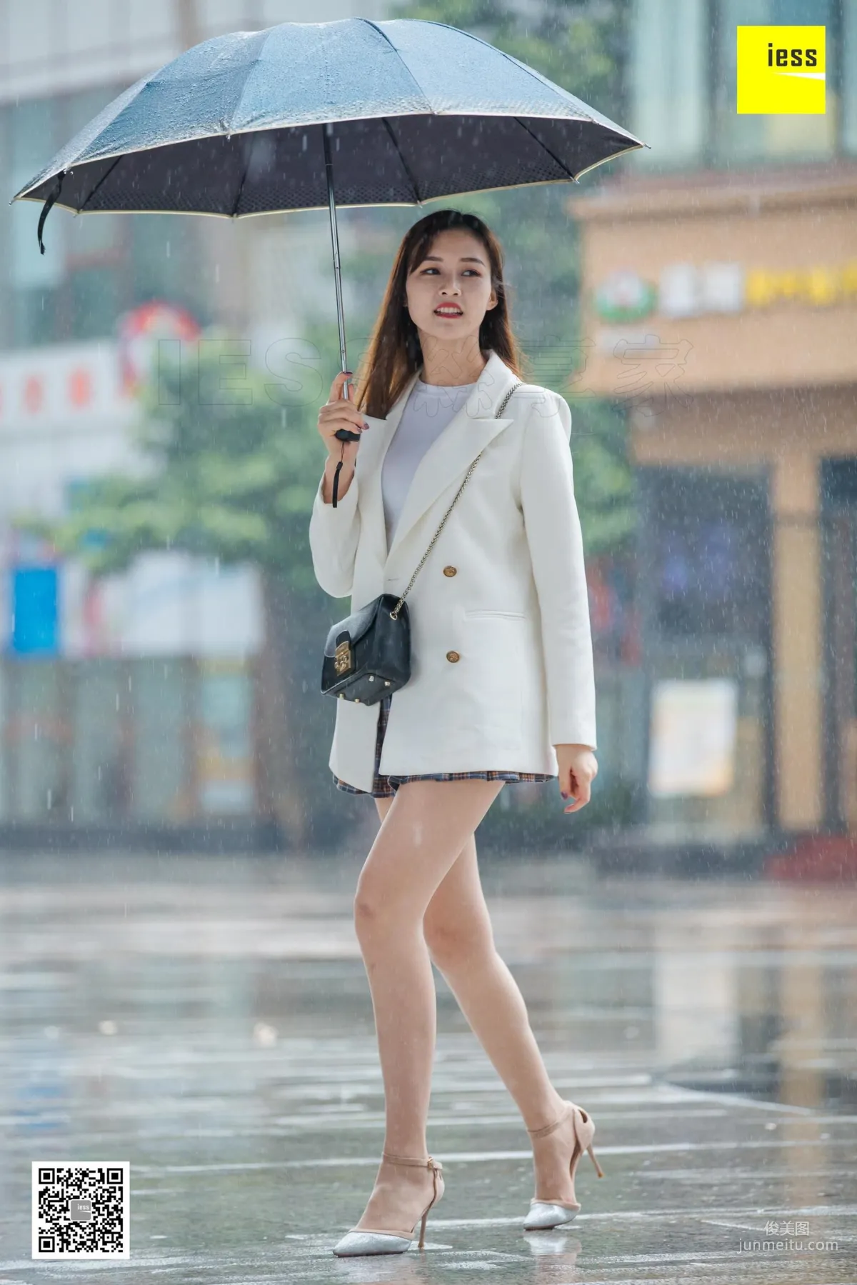 模特九妹 《雨中漫步》街拍美腿 [异思趣向IESS]