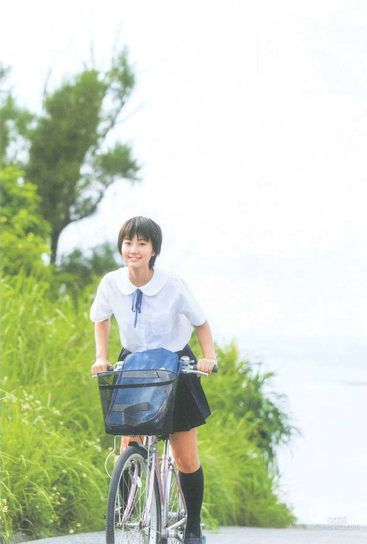 新井愛瞳『セブンティーンズ・ブルー』1st写真集