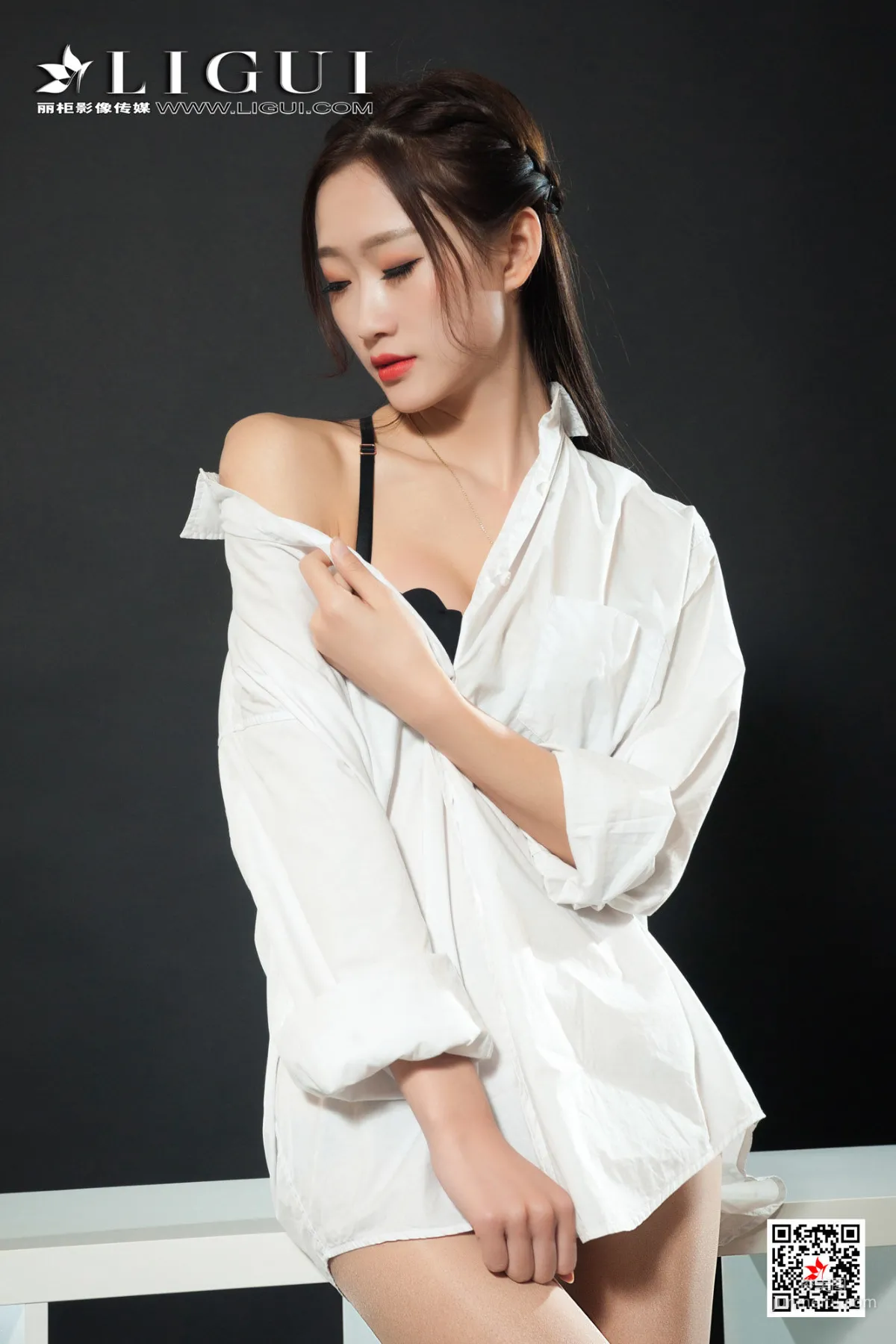 王炜炜《性感白衬衫女郎》 [丽柜Ligui] 写真集