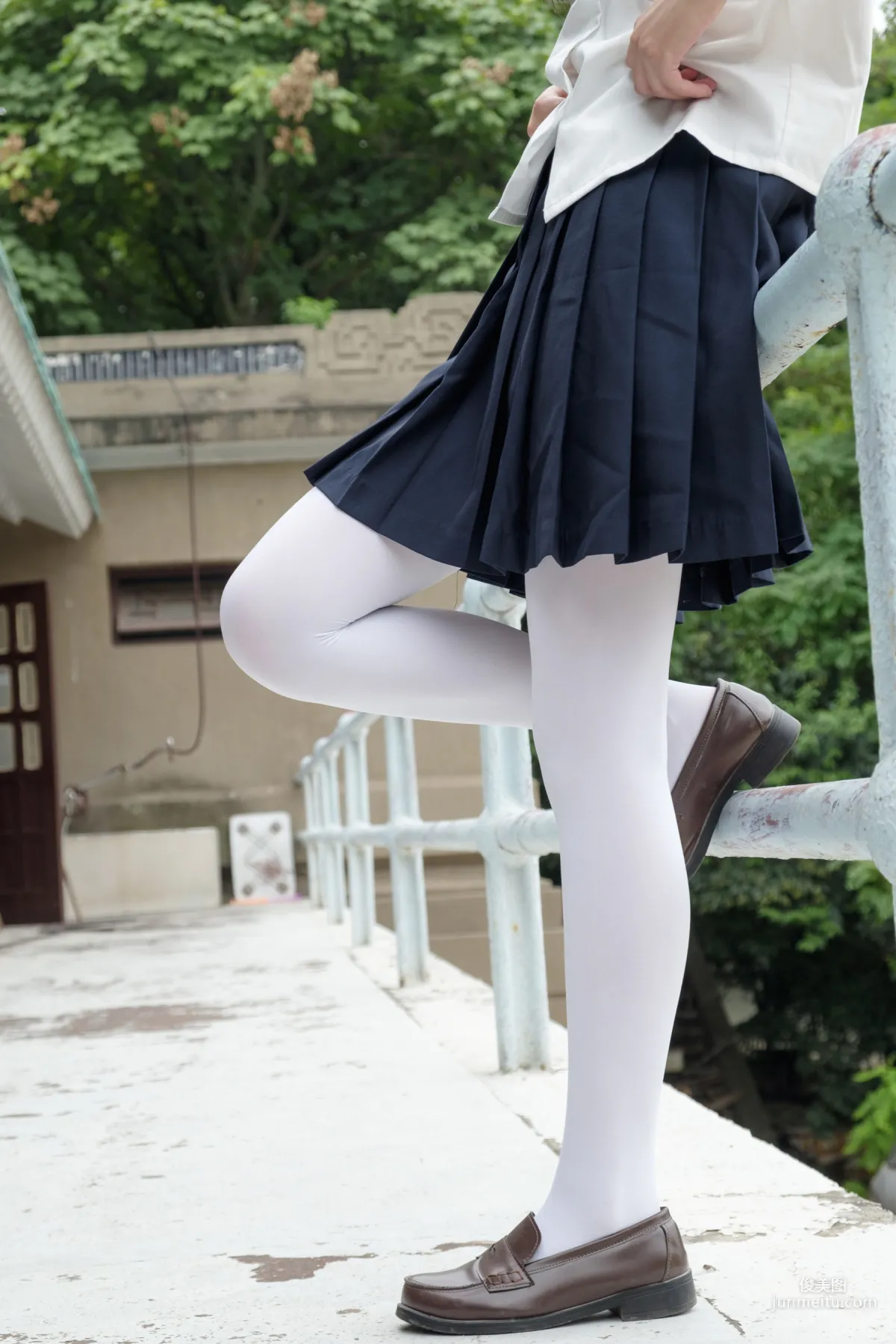 《户外白丝秀》 [森萝财团] R15-034 写真集