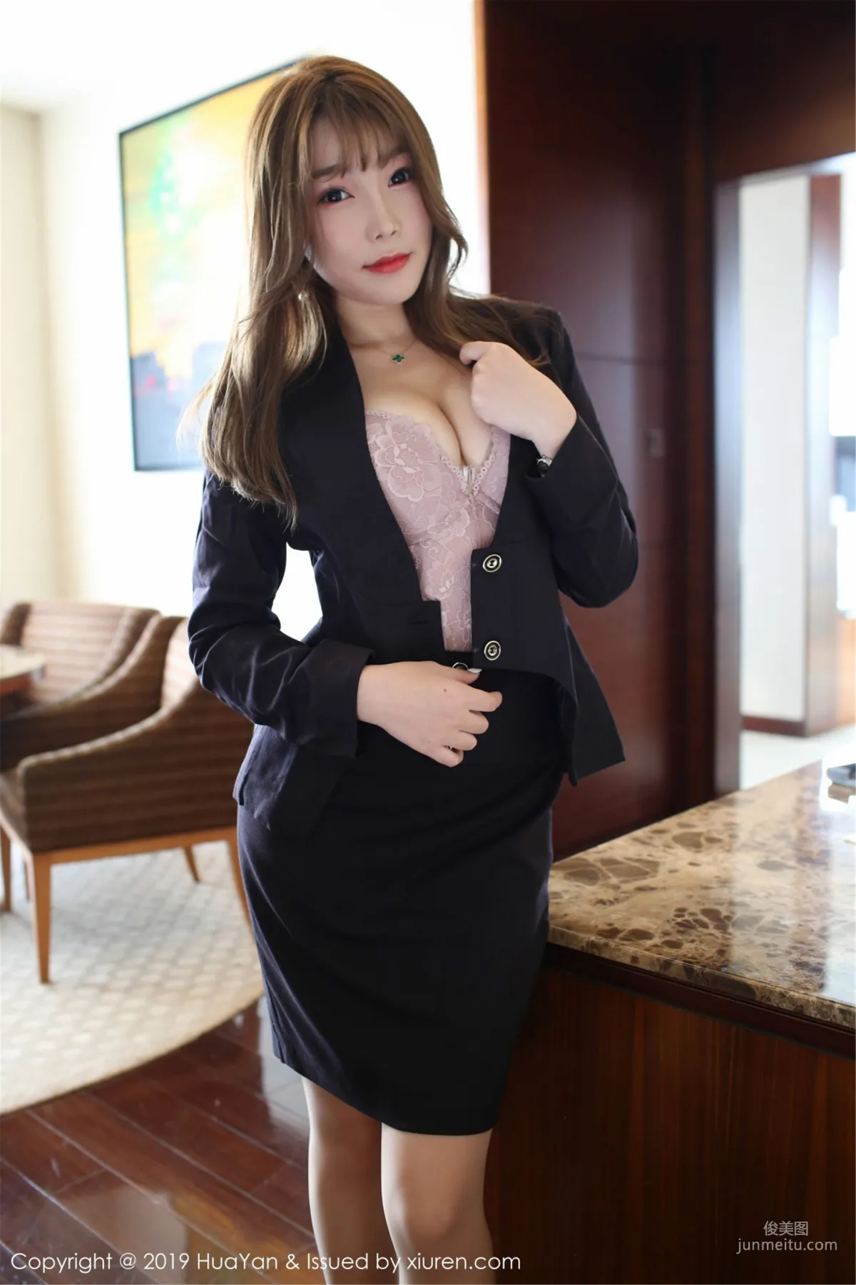 芝芝Booty《OL制服诱惑 + 连体肉丝》 [花の颜HuaYan] Vol.069 写真集