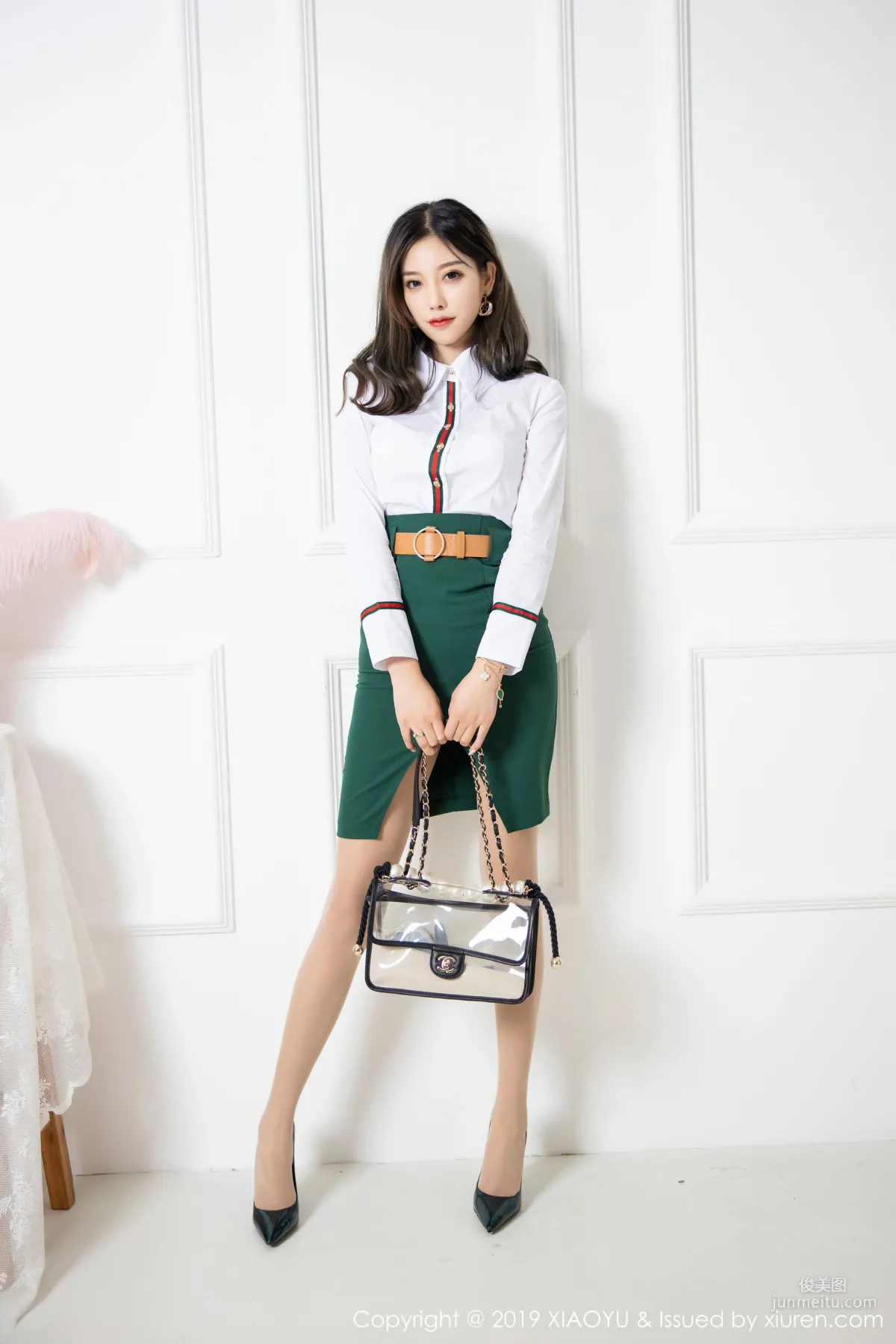 杨晨晨sugar《清透的光线搭配白衬衫丝袜装扮》 [语画界XIAOYU] Vol.148 写真集