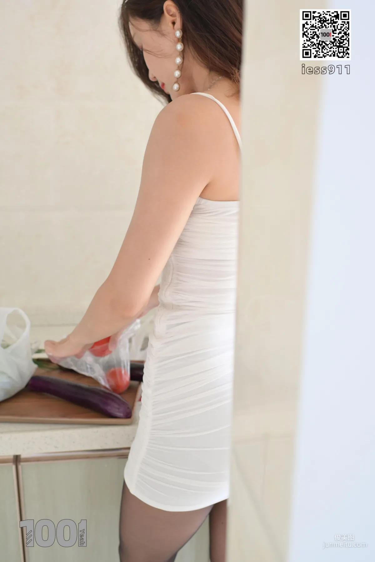 Lucy 《厨房里的妻子2》 [IESS一千零一夜] 丝袜美腿写真集