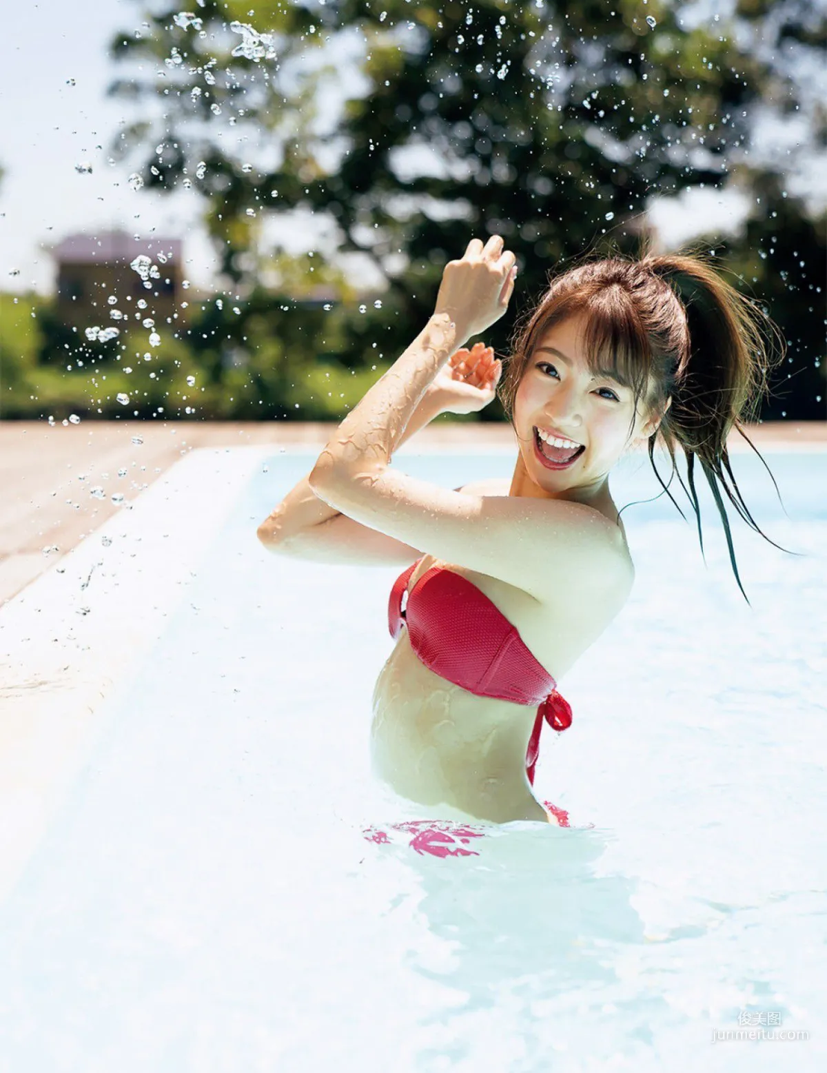 [FRIDAY] 志田友美 《夢みるアドレセンス ビキニで魅せた「最強美脚」》写真