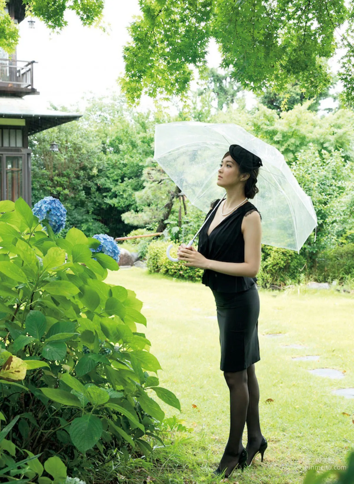 [FRIDAY] 葉加瀬マイ 《喪服を脱いで… トップグラドルが禁断のエロスを演じたスペシャル13カット！(動画付き) 》写真