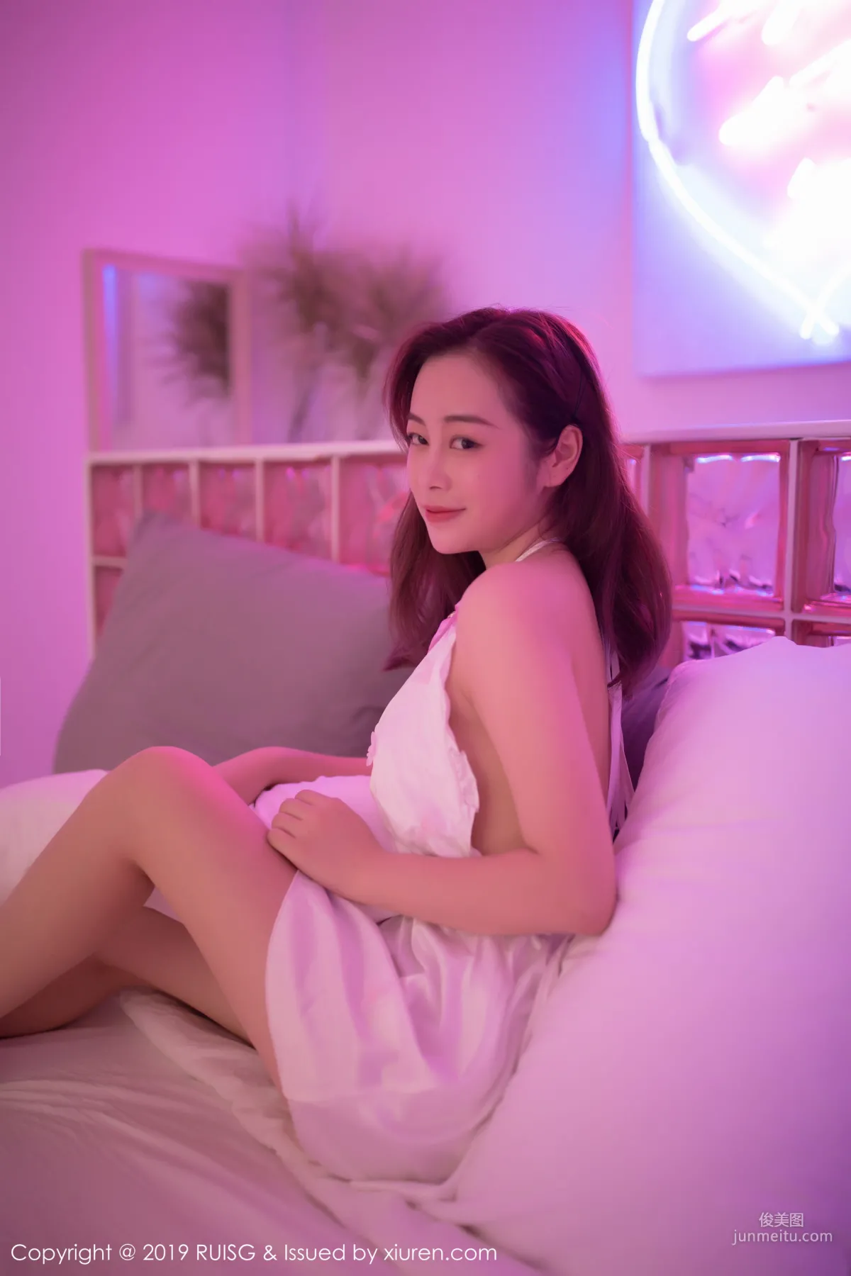 Eileen爱琳《身姿娇小但玲珑有致的软妹子》 [瑞丝馆RUISG] Vol.075 写真集