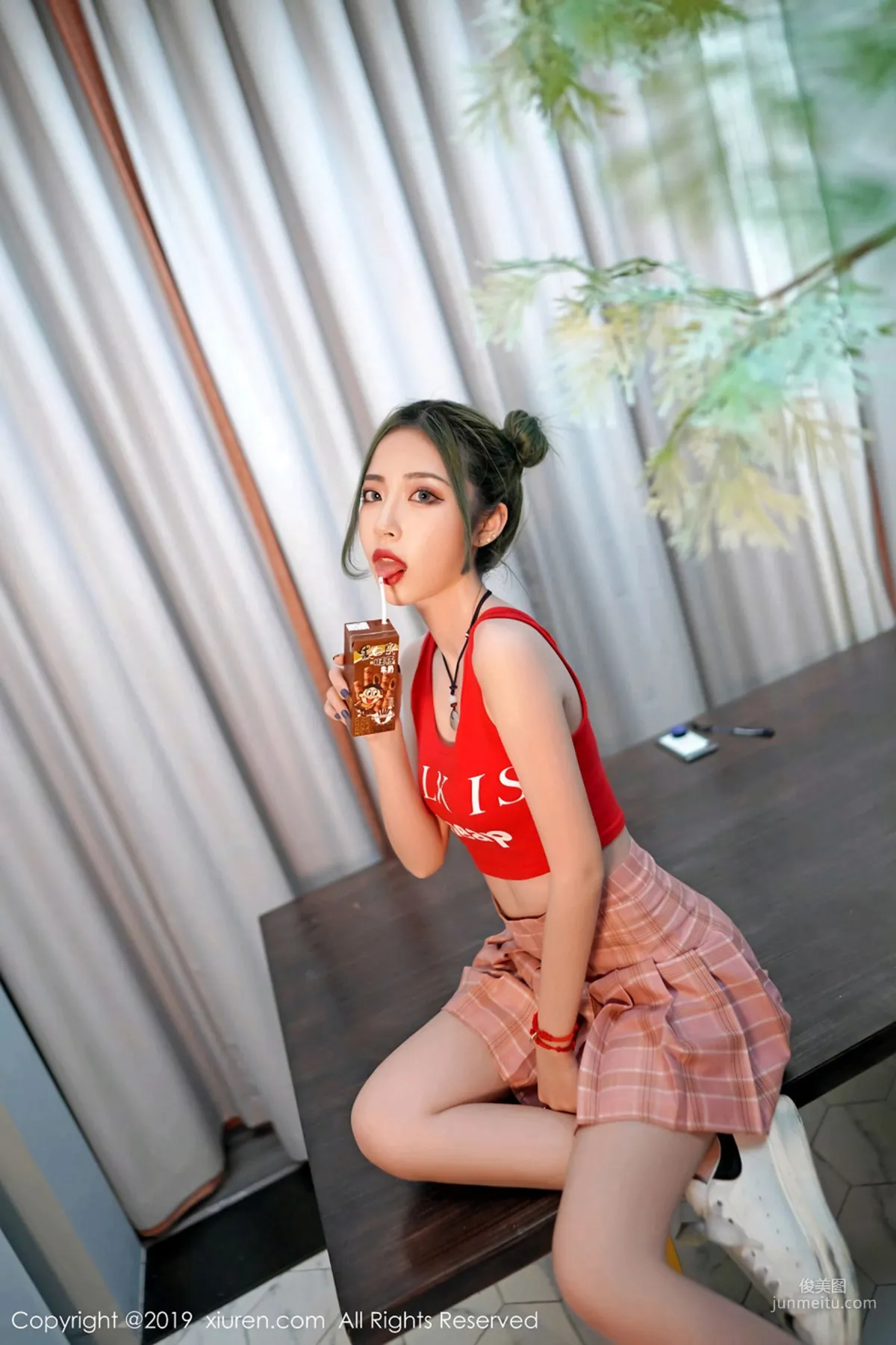 贾诗晗《拥有清秀的容颜与曼妙的身材》 [秀人XIUREN] No.1550 写真集