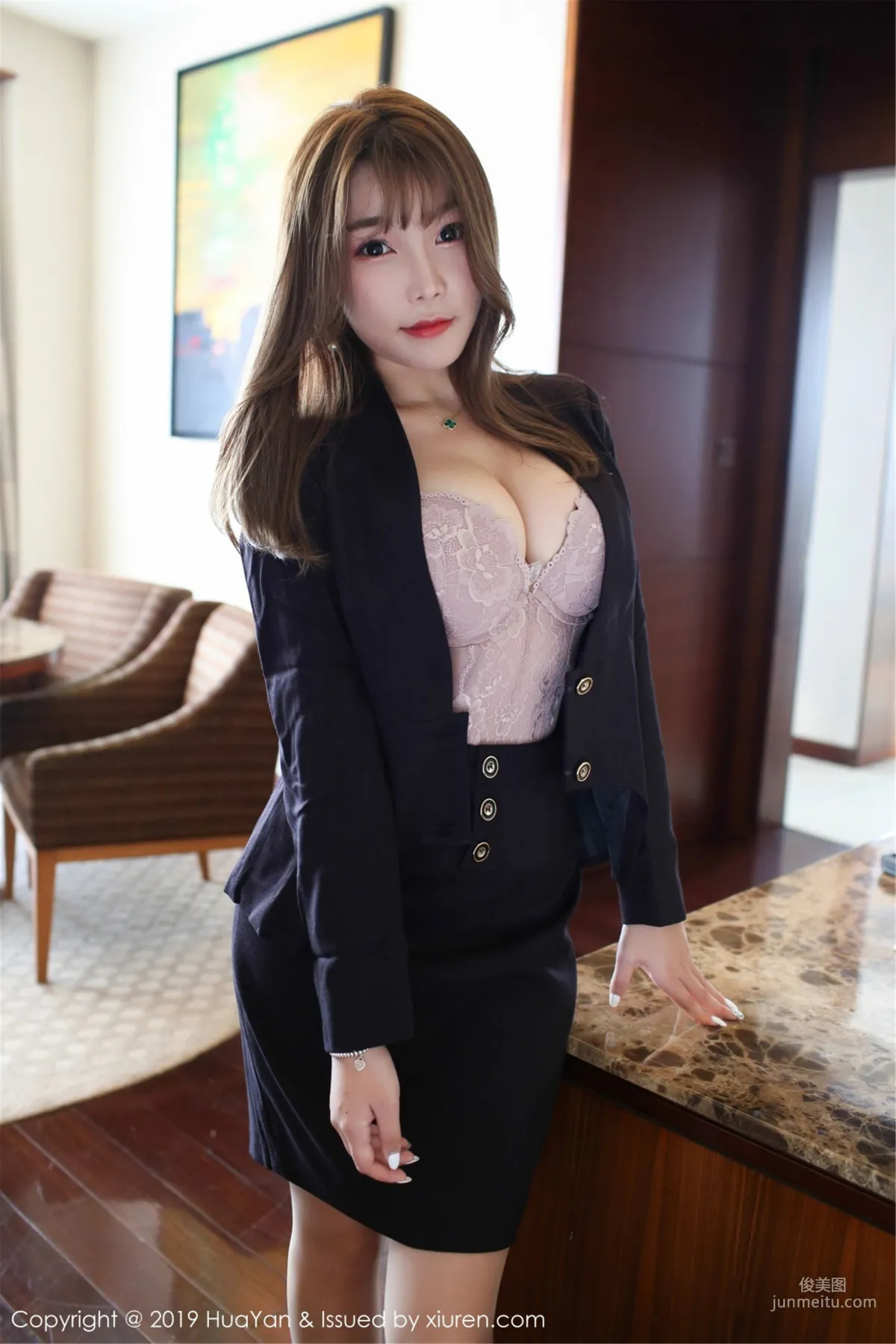芝芝Booty《OL制服诱惑 + 连体肉丝》 [花の颜HuaYan] Vol.069 写真集