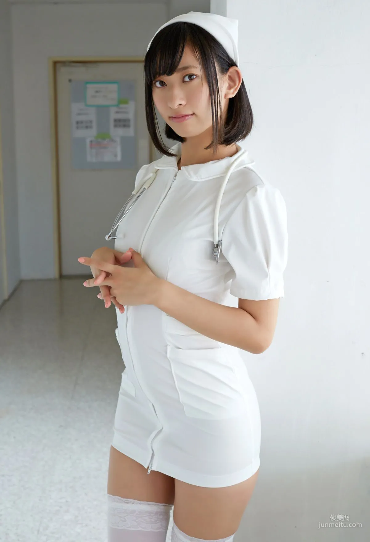 倉持由香※直筆サインコメント付き ケツ圧高すぎナース 写真集