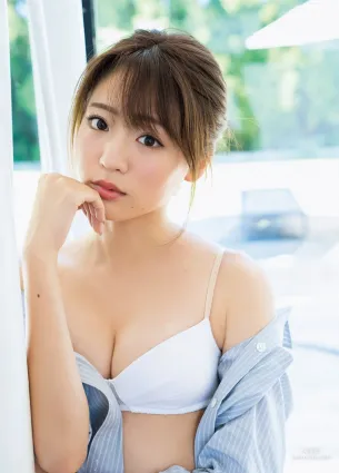 [FRIDAY] 志田友美 《夢みるアドレセンス ビキニで魅せた「最強美脚」》写真