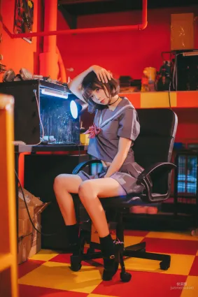 疯猫ss《被囚禁的少女》 [萝莉COS] 写真集