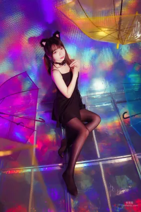 疯猫ss《丝袜狂想曲(光)》 [萝莉COS] 写真集