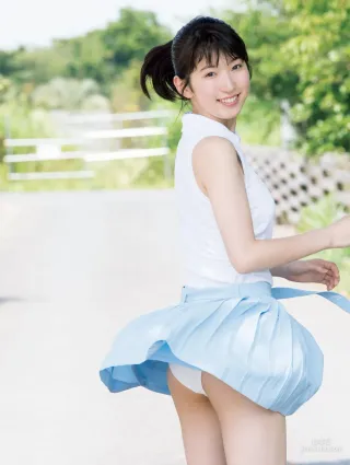 [FRIDAY] 日比美思 《注目女優が「恥じらいSexy」に挑戦！》写真