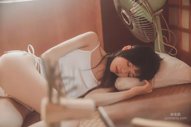 桜桃喵《小背心换水手服》 [萝莉COS] 写真集