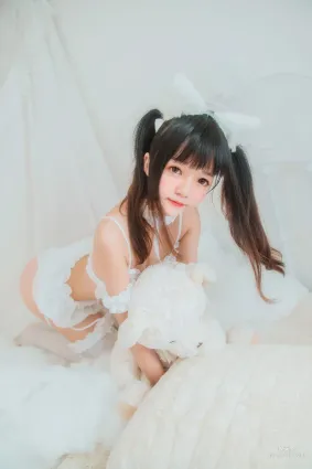 桜桃喵《白猫》 [萝莉COS] 写真集