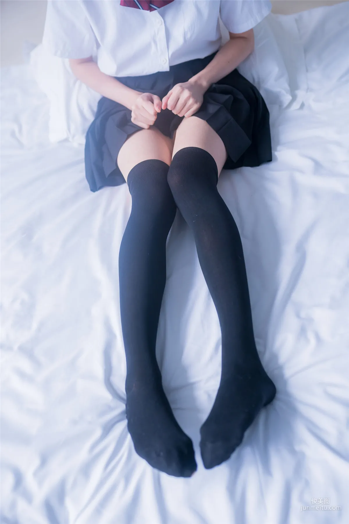 [风之领域] NO.148 JK黑丝裙子有点短 写真集
