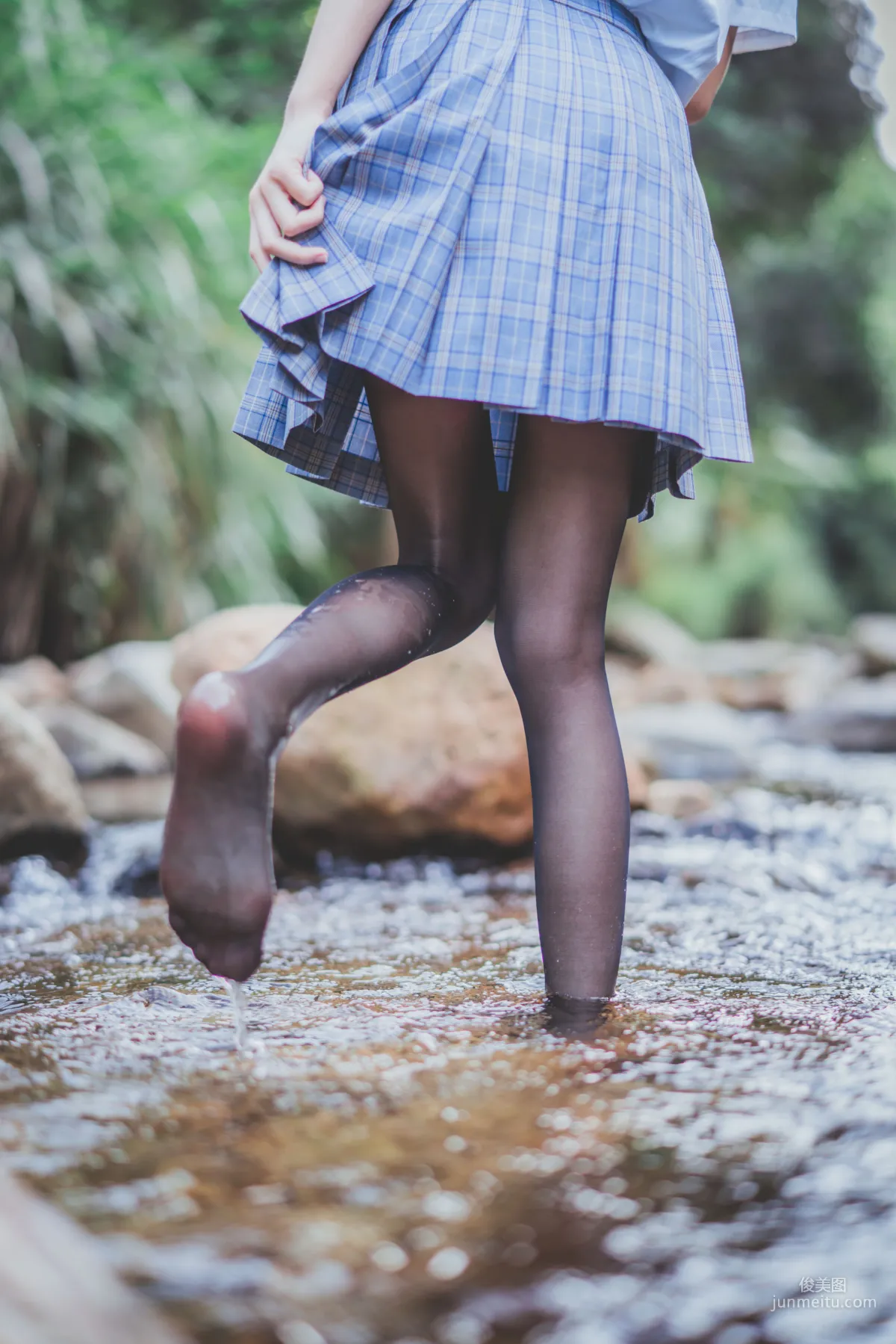 桜桃喵《校服少女COSPLAY湿身系列》 [萝莉COS] 写真集