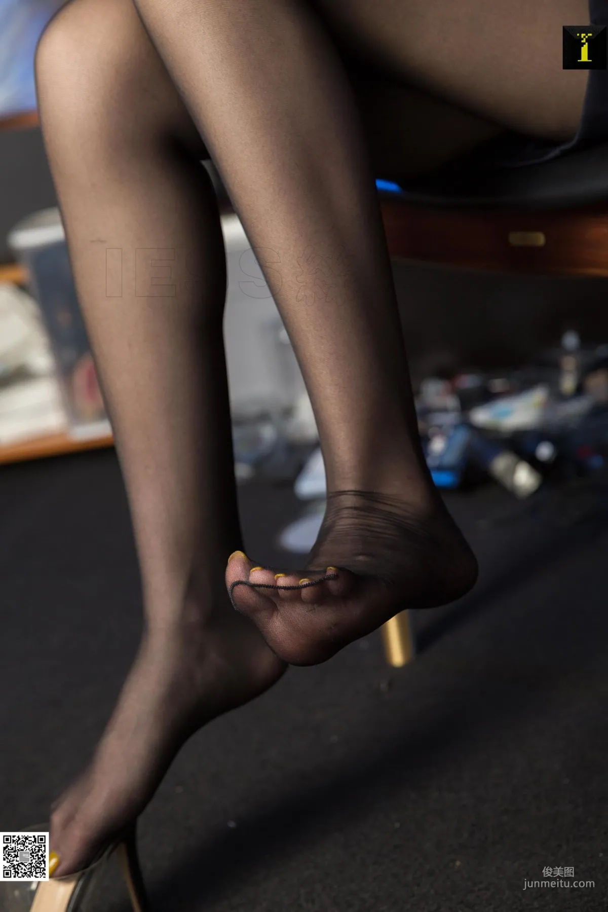 可乐 《白领的休息间隙》 [IESS一千零一夜] 丝足美腿写真集