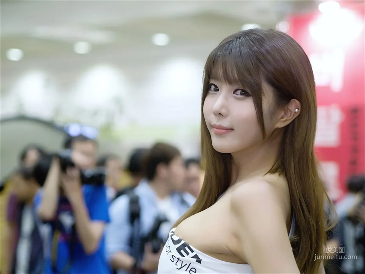 许允美 - 性感白衣牛仔短裤街头车展 [韩国展台美女] 写真图片