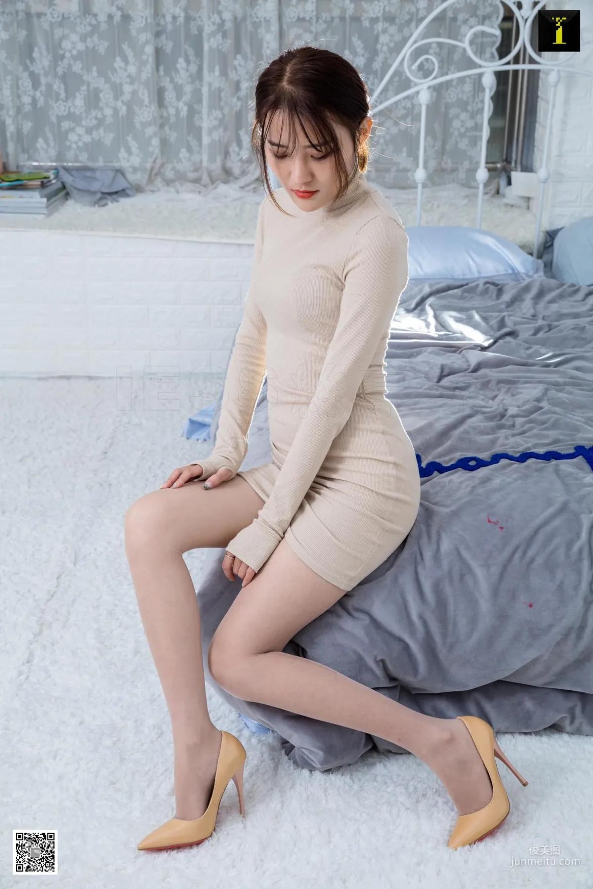 模特婉萍 《初恋裸色系》 [异思趣向IESS] 丝袜美腿写真集