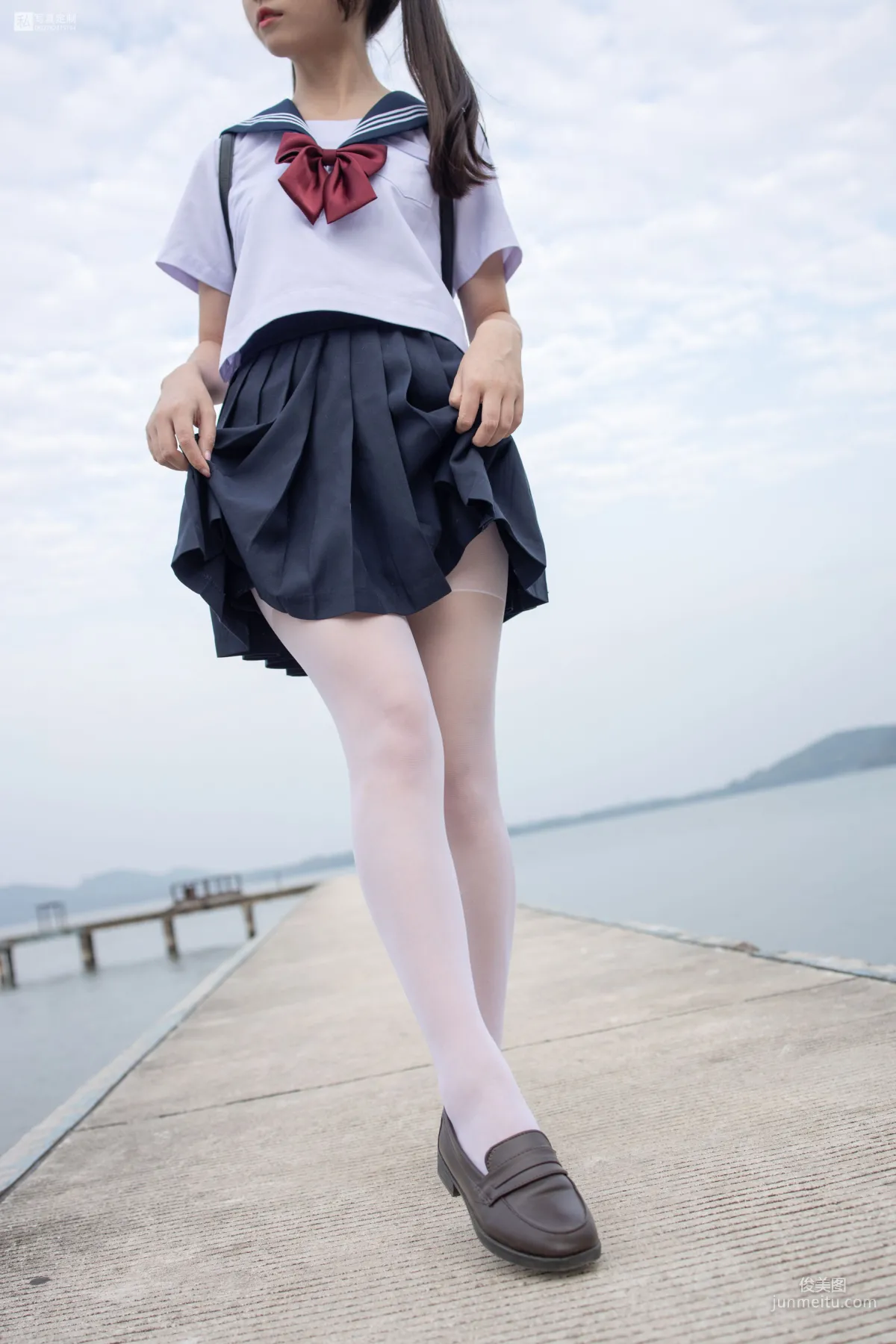 默陌《15D白丝 抑郁湖边与绝望天台》 [森萝财团] JKFUN-028 写真集